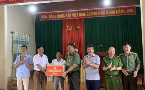 Đồng chí Thiếu tướng Trần Phú Hà- UVBTV tỉnh uỷ, Giám đốc Công an tỉnh Thanh Hoá dự sinh hoạt chi bộ tại xã Quang Trung